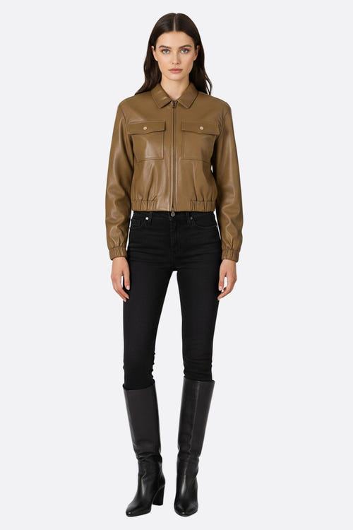 
Détail du blouson en similicuir caramel, mettant en valeur sa texture et sa coupe structurée pour une allure urbaine chic.



