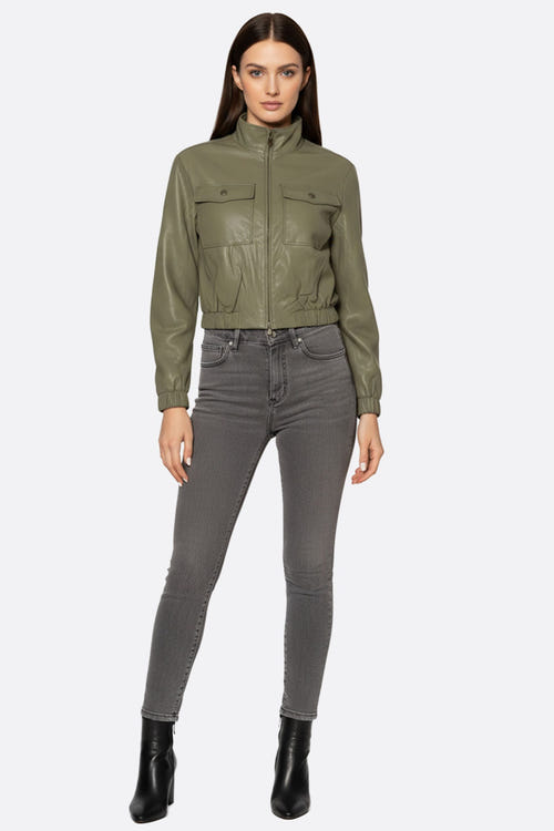 
Zoom sur la veste en similicuir kaki, dévoilant son élégance raffinée et sa coupe audacieuse idéale pour les sorties...



