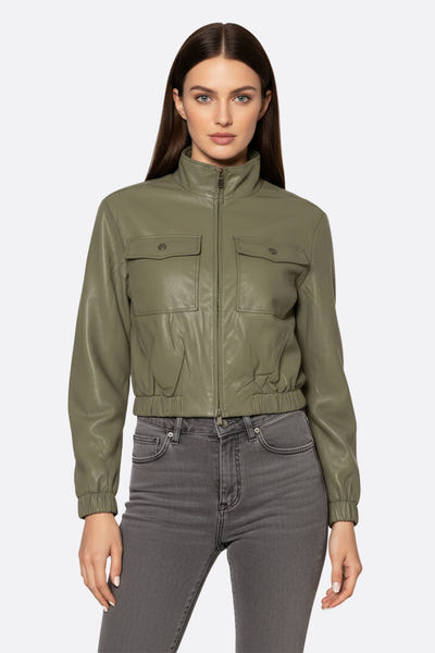 
Blouson kaki en similicuir, style urbain chic, mettant en avant sa coupe courte et son allure raffinée pour le quotidien.



