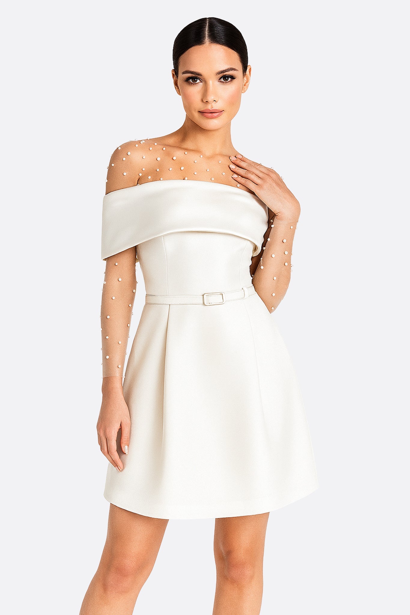 Mise en valeur subtile d'un body nude en tulle transparent, parsemé de perles pour un look sophistiqué et féminin.