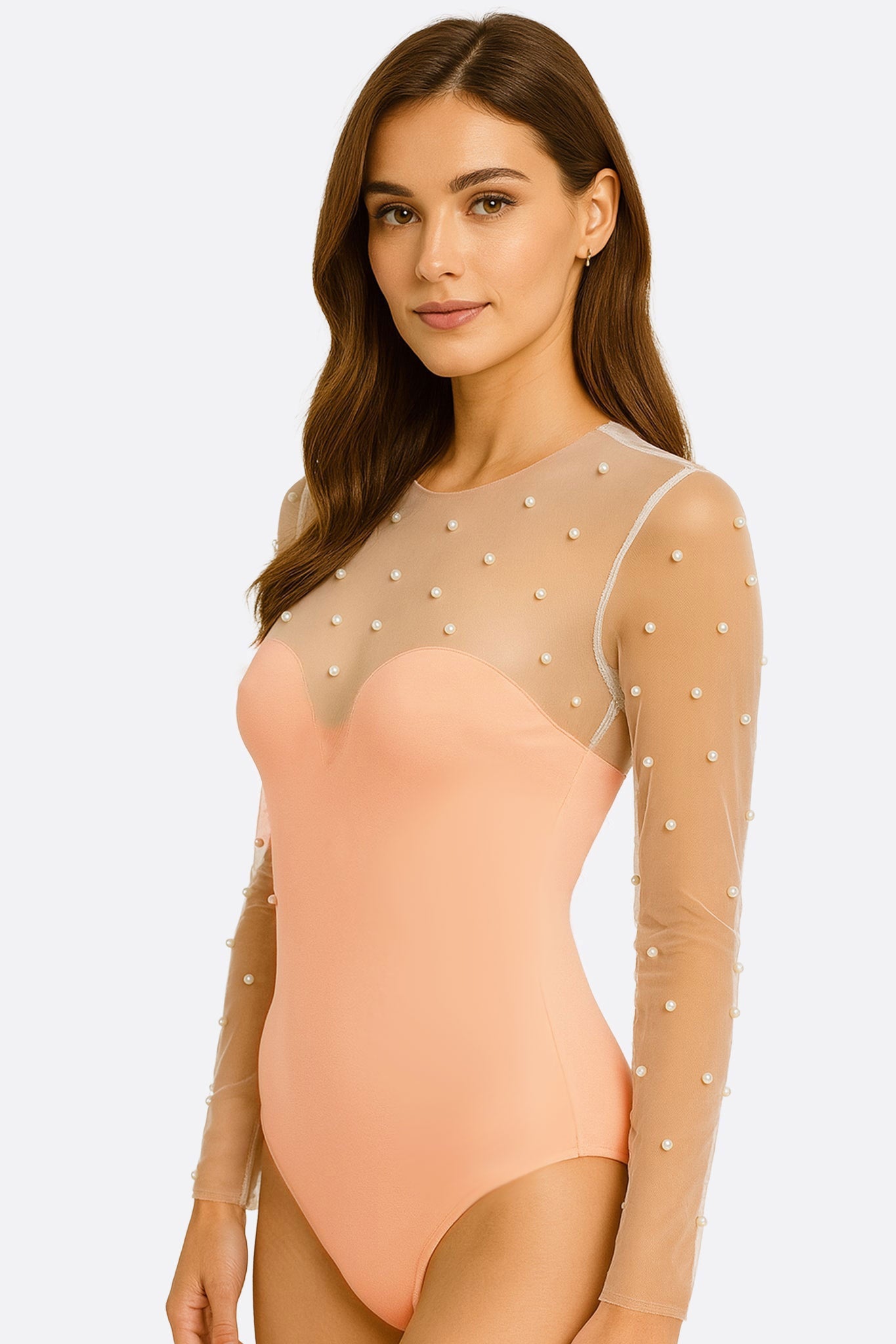 Détail raffiné d'un body nude en tulle transparent, orné de perles, soulignant la grâce d'une allure chic.