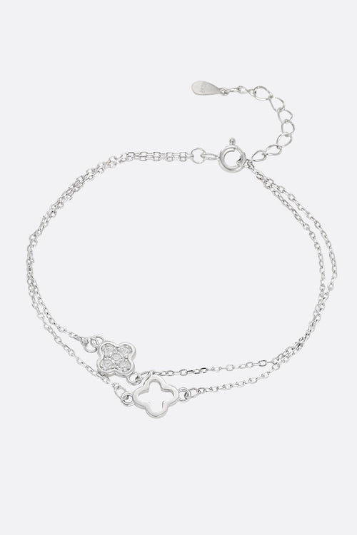 
Bracelet raffiné à double chaîne en argent sterling, orné d'un motif trèfle et de zircons scintillants.



