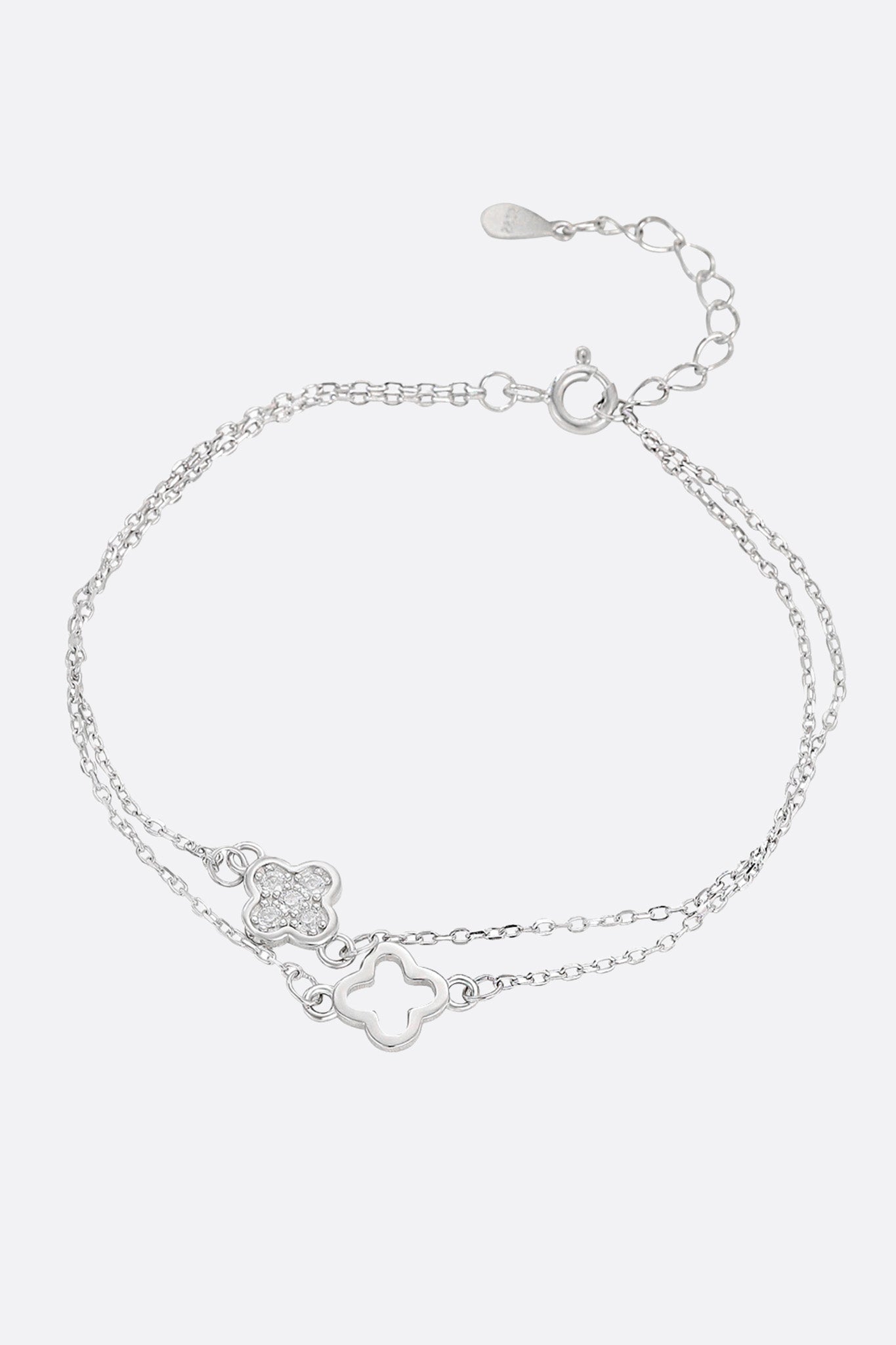Bracelet raffiné à double chaîne en argent sterling, orné d'un motif trèfle et de zircons scintillants.