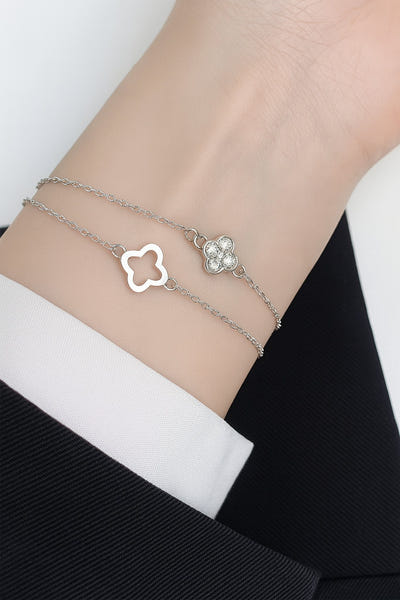 
Détail d'un bracelet délicat en argent 925, motif trèfle et zirconium, parfait pour un look chic et moderne.



