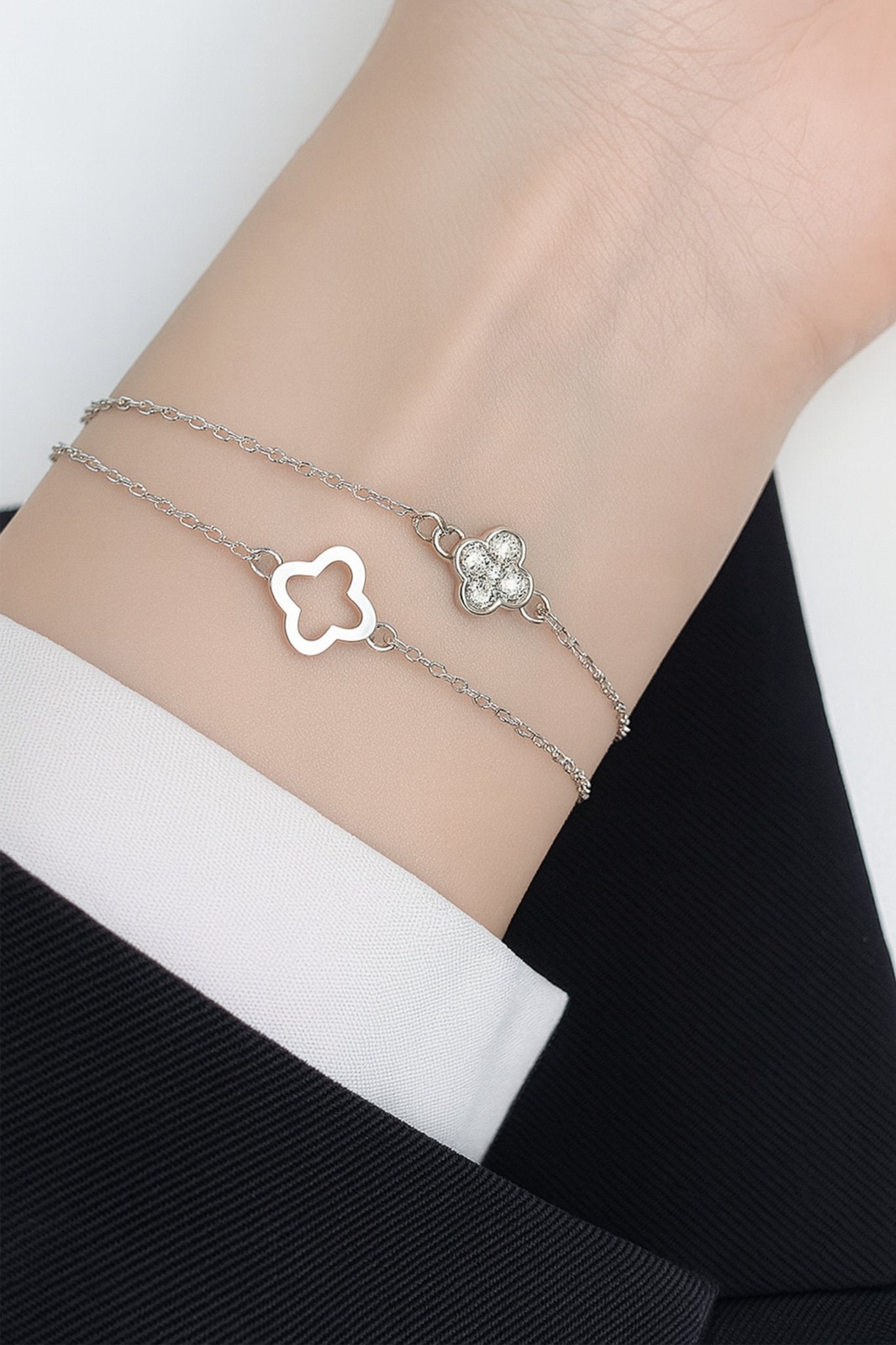 Détail d'un bracelet délicat en argent 925, motif trèfle et zirconium, parfait pour un look chic et moderne.