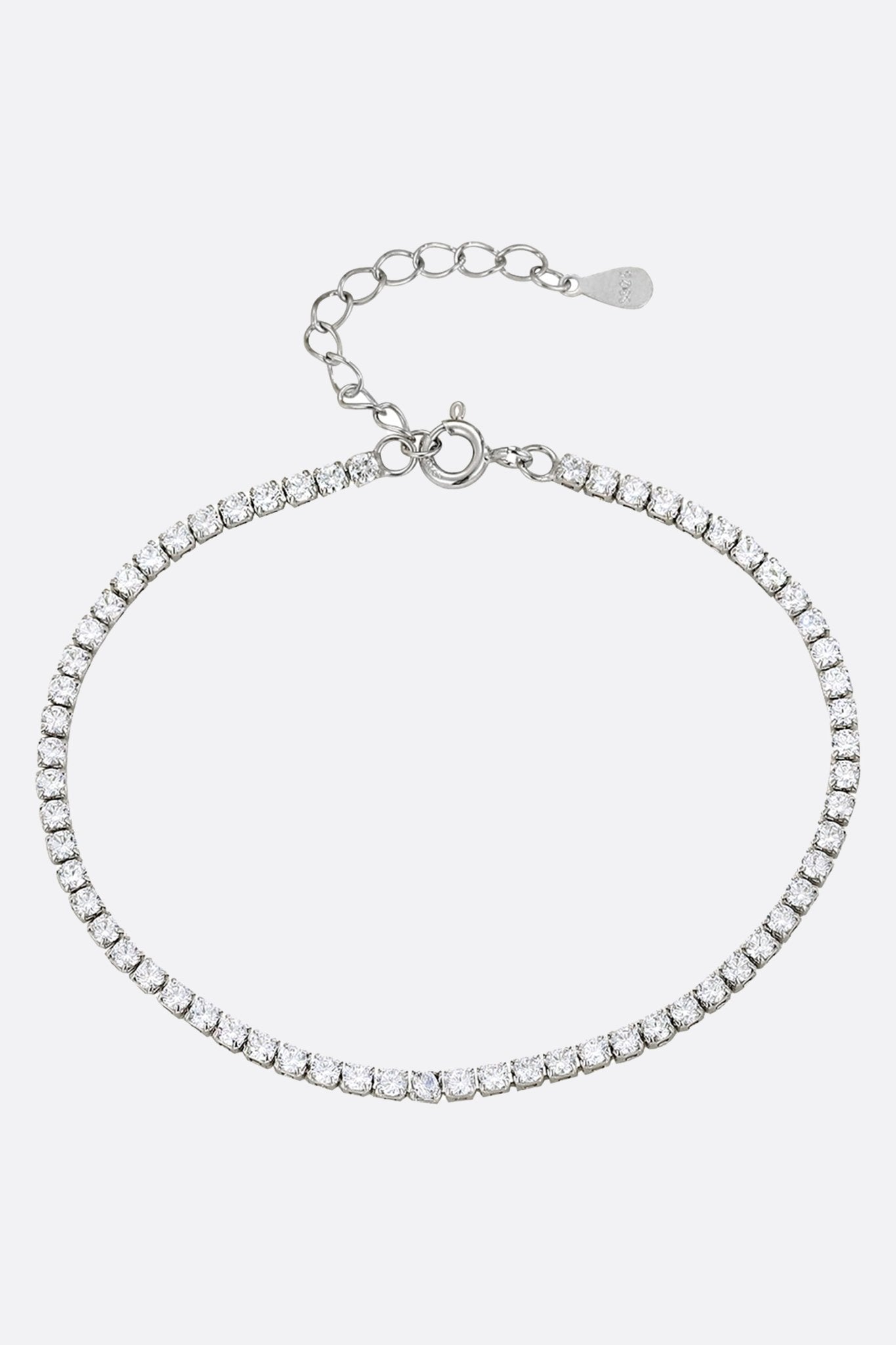 
Bracelet tennis en argent 925 orné d'oxydes de zirconium, chic et élégant pour sublimer vos tenues de soirée.



