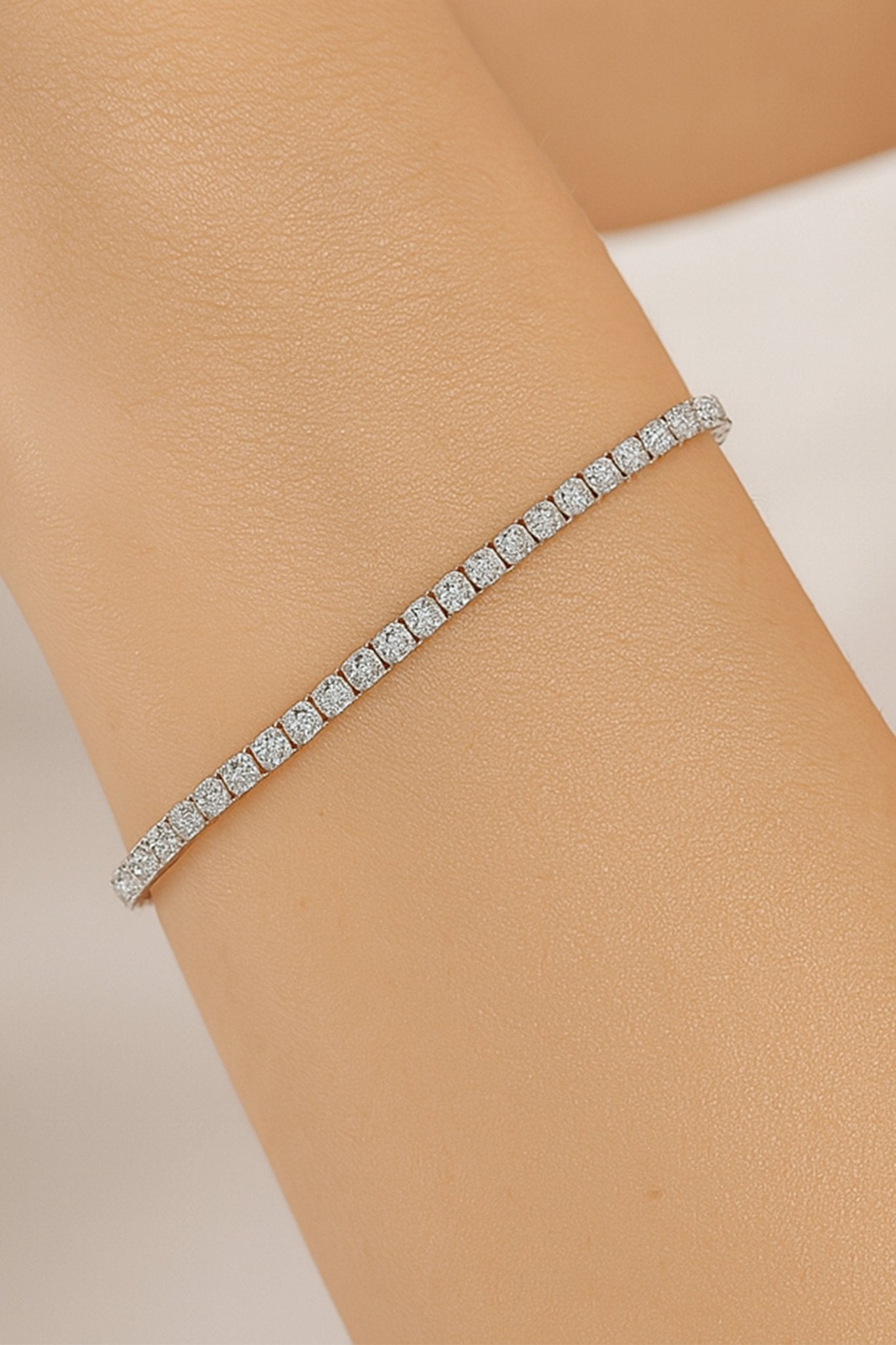 
Bracelet tennis en argent 925, vue 3/4 mettant en valeur les éclats raffinés d'oxydes de zirconium, parfait pour...



