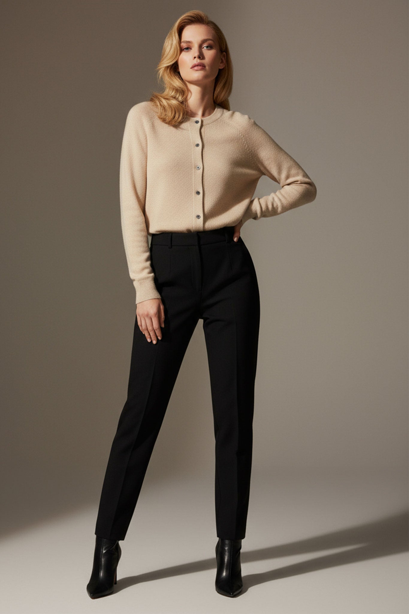 Кремовый кардиган из мягкой шерсти с длинными рукавами, детальный вид на структуру материала и стильный дизайн.