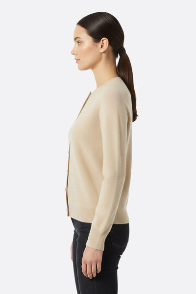 
Profil du cardigan en laine crème, soulignant la légèreté de sa maille et son élégance pour des occasions raffinées.



