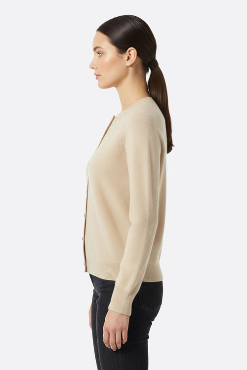 
Profil du cardigan en laine crème, soulignant la légèreté de sa maille et son élégance pour des occasions raffinées.



