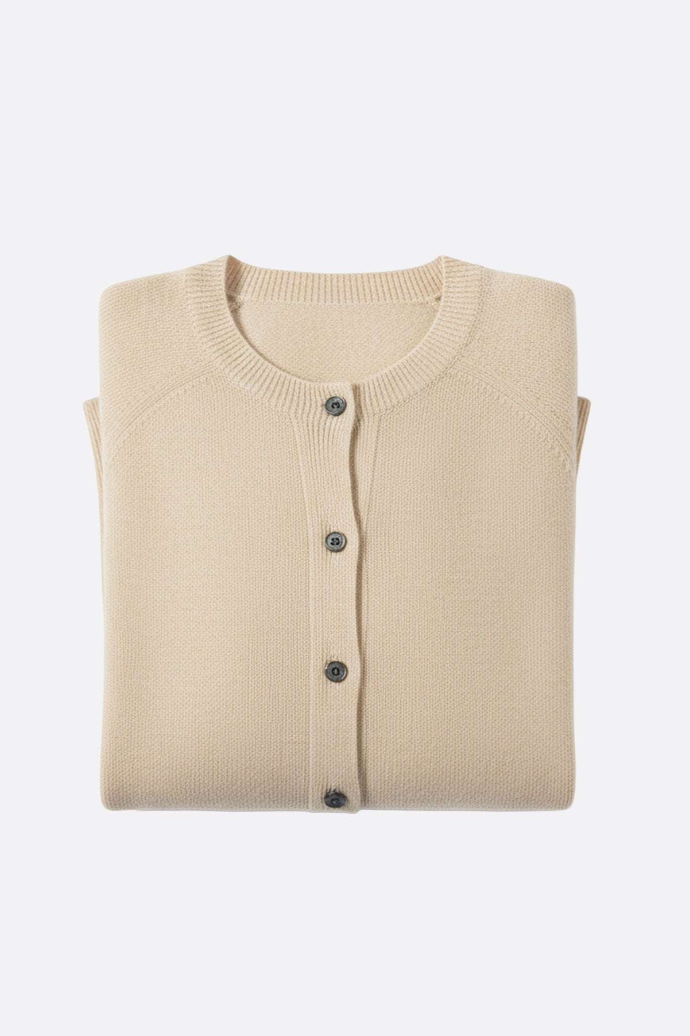 Perspective 3/4 sur le cardigan en laine crème, mettant en lumière la fluidité de sa coupe et la délicatesse de la maille.