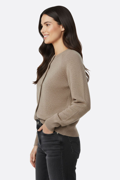 
Zoom sur la manche du cardigan en laine taupe, mettant en avant la douceur de la matière pour un style chic au quotidien.



