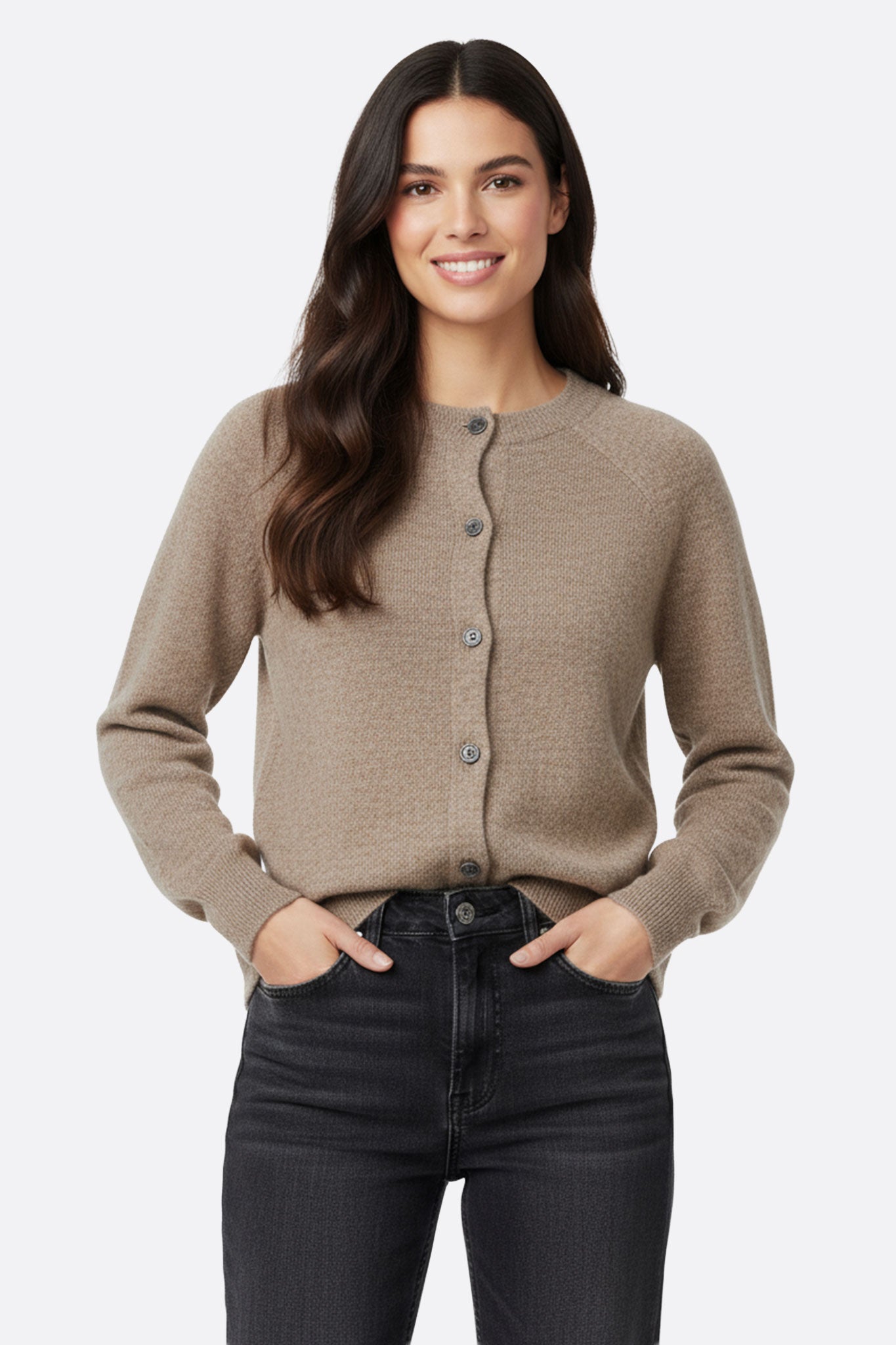 Cardigan de lana taupe de manga larga, prenda elegante y versátil, perfecta para un look refinado tanto de día como de noche.