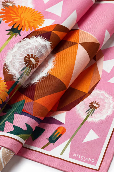 
Zoom sur le carré de soie double face 90 cm, motifs floraux subtils et éclats cristallins, pièce raffinée pour une...



