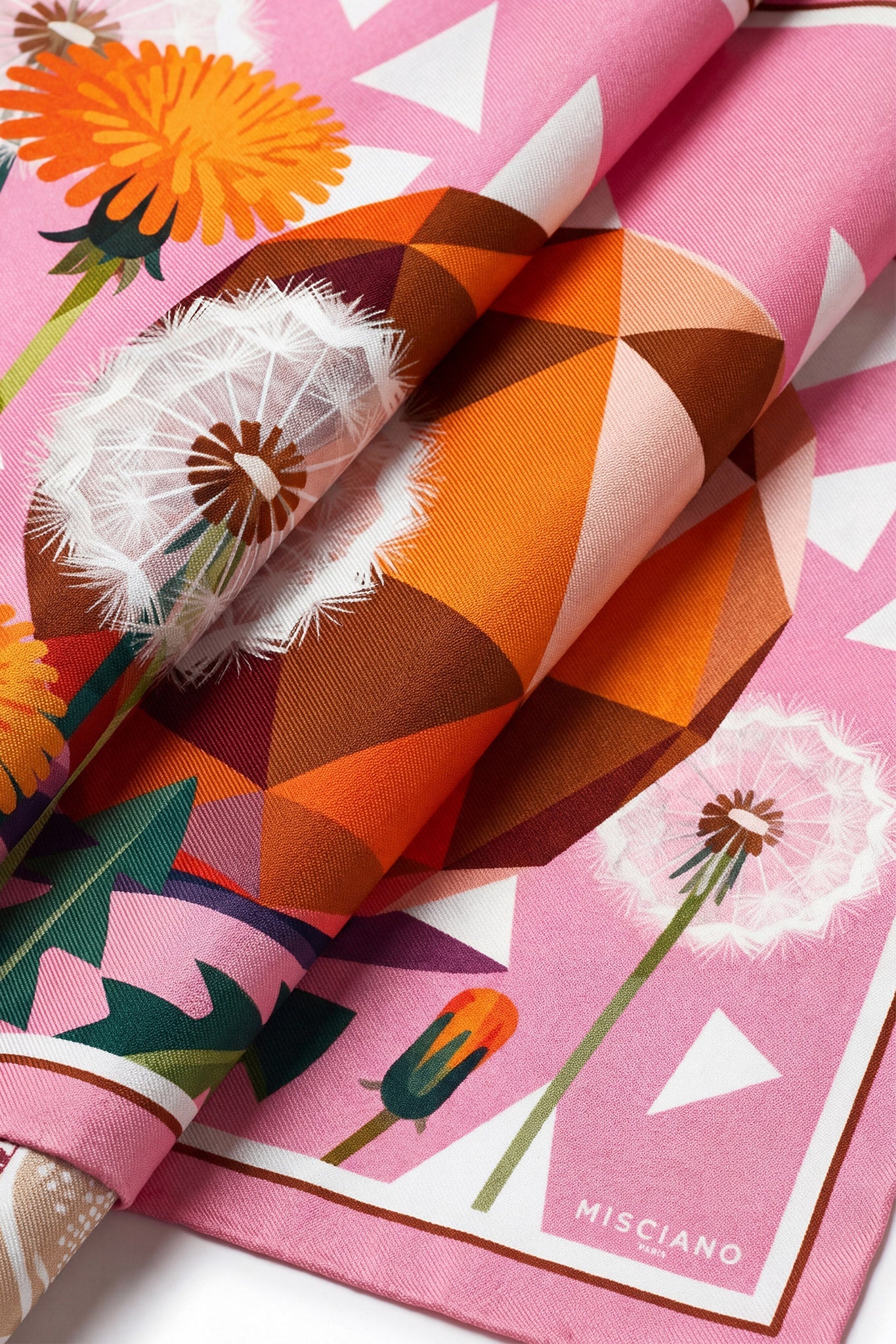 
Zoom sur le carré de soie double face 90 cm, motifs floraux subtils et éclats cristallins, pièce raffinée pour une...



