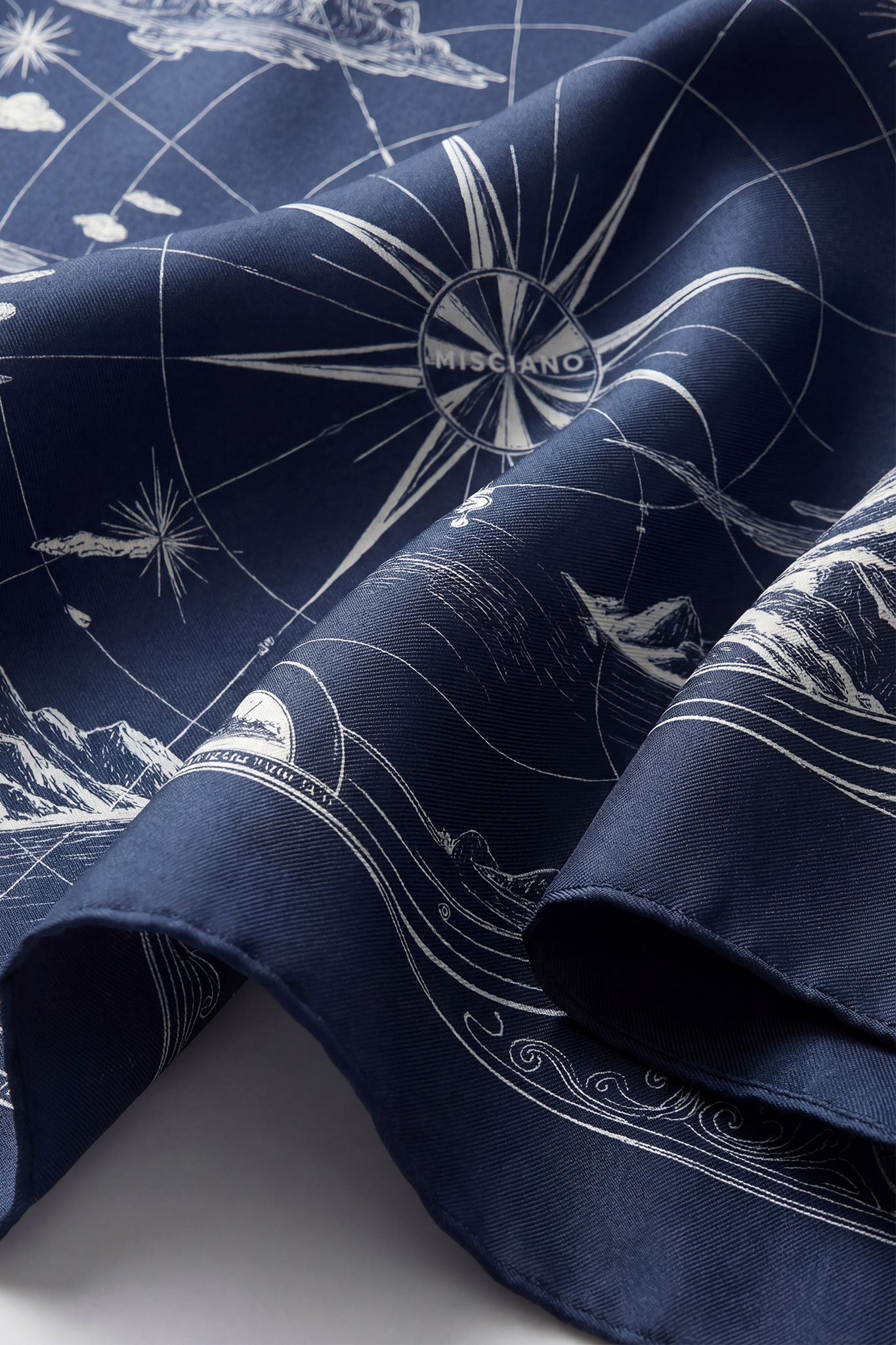 
Vue alternative du carré de soie Boussole Céleste, motifs délicats sur un fond élégant, idéal pour agrémenter toute tenue.



