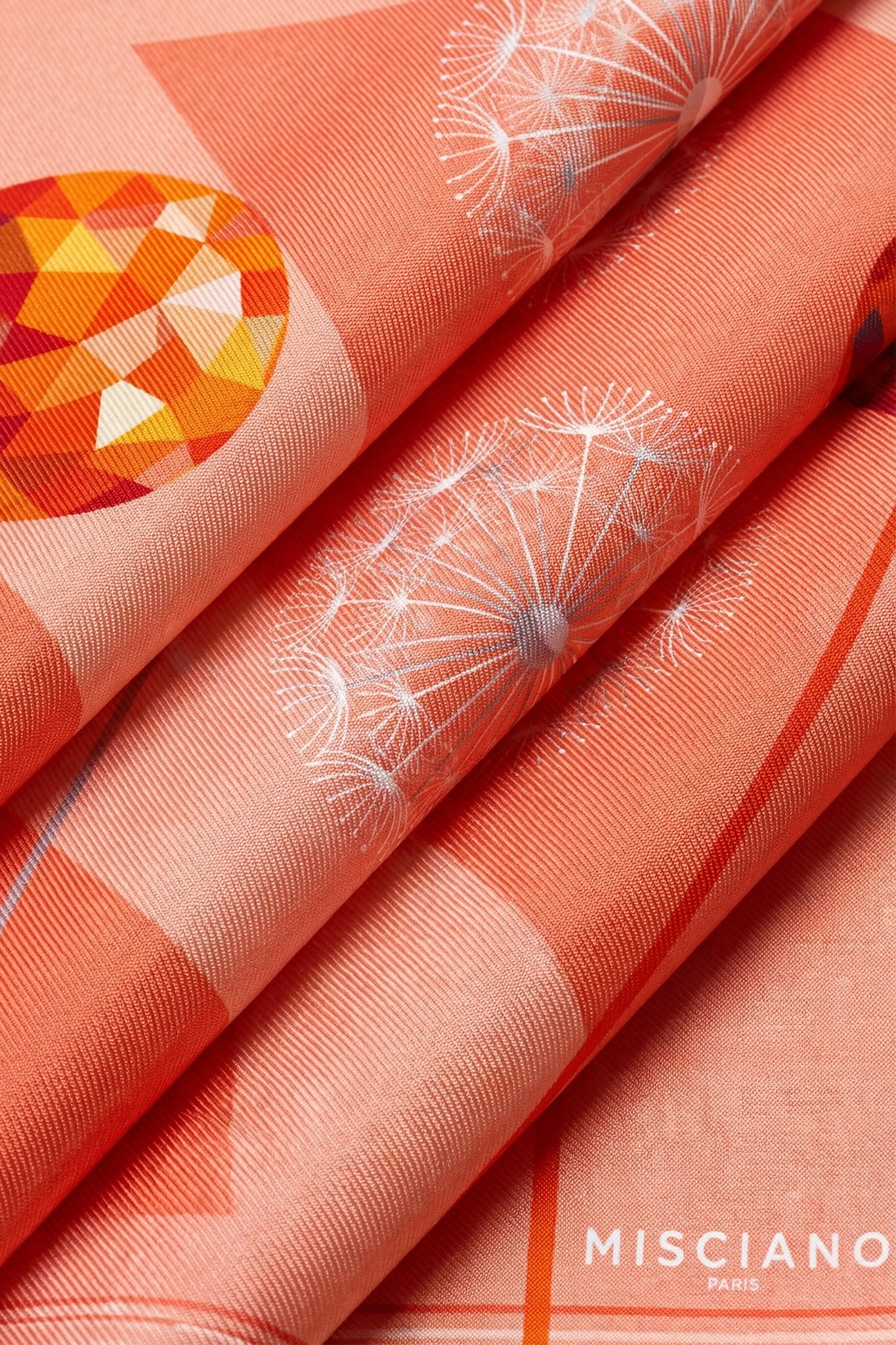 Détails du carré de soie Corolle Cristalline, motifs floraux lumineux sur fond tendre, accessoire raffiné pour soirées...