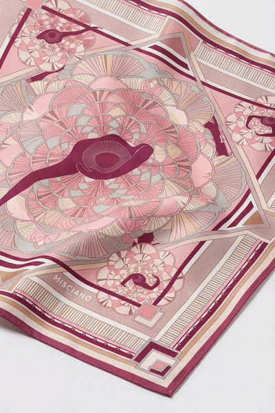 
Zoom sur le carré de soie 90 Danse des Poudres, détails élégants et couleurs vives, accessoire chic pour un look de soirée.



