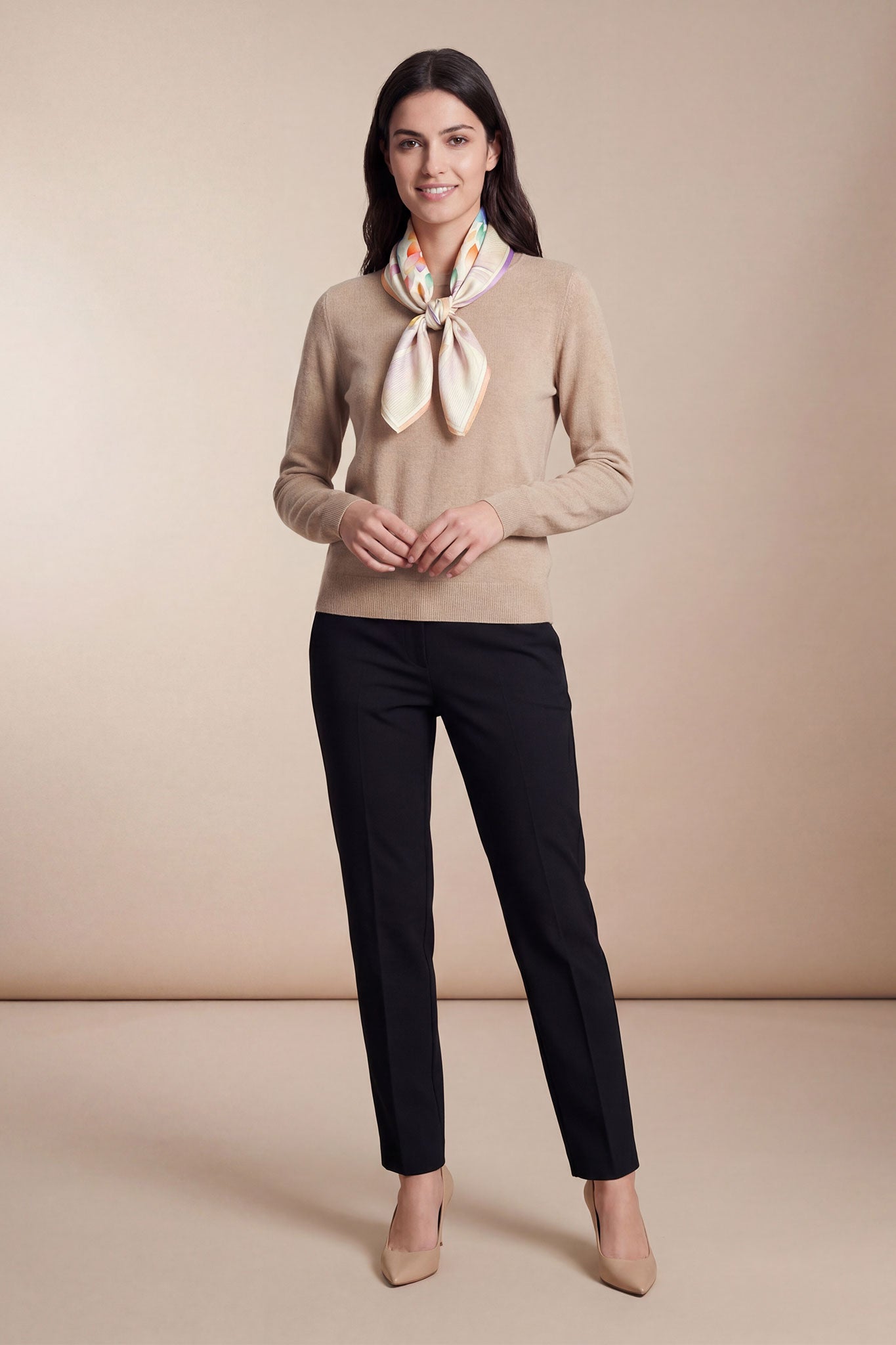 
Aspect détaillé du carré de soie Éclat Pastel, 90 cm, mettant en valeur ses couleurs délicates et sa texture luxueuse en...



