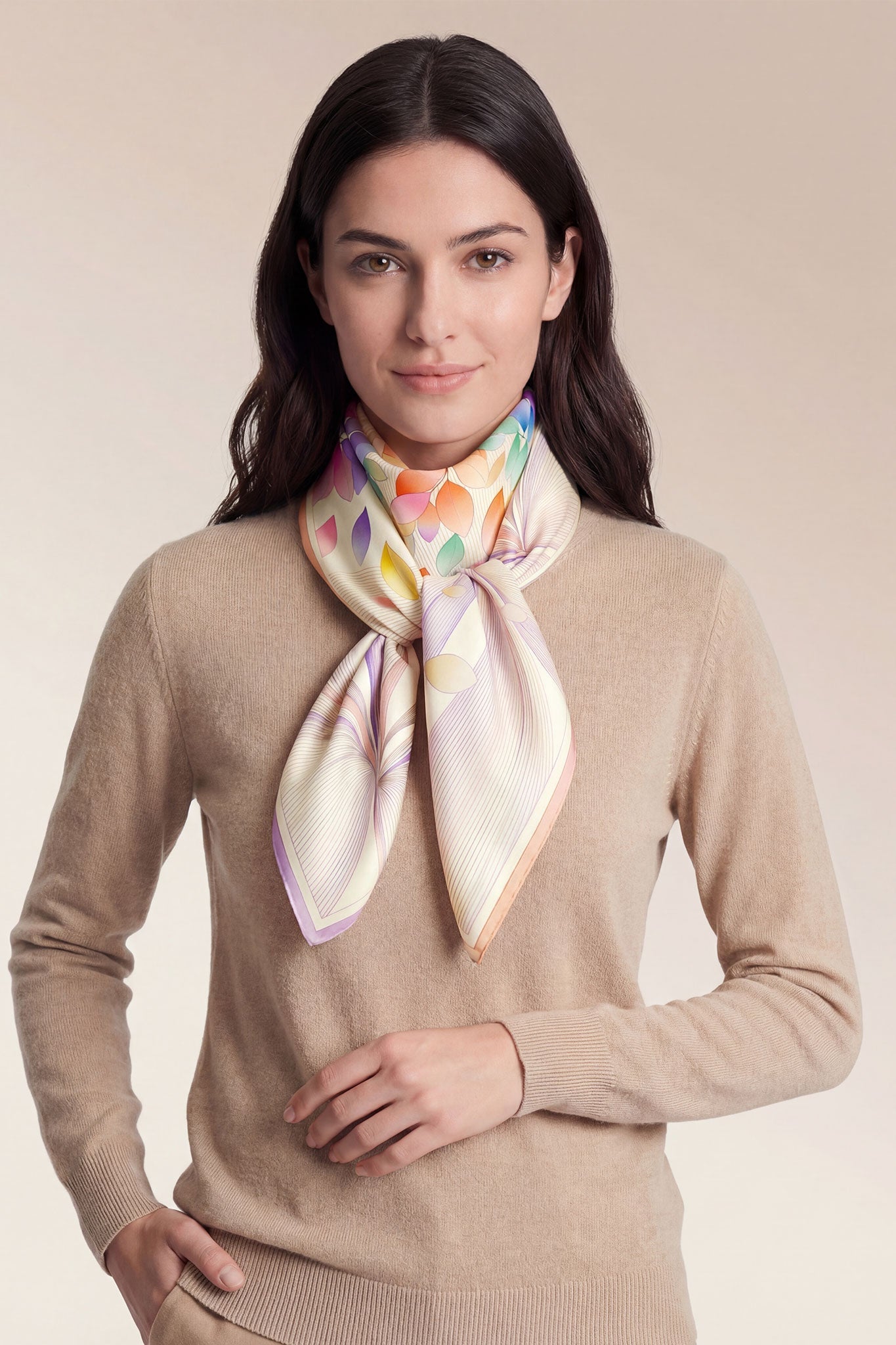 Foulard en soie Éclat Pastel, 90 x 90 cm, illustrant ses teintes nuancées et sa finition soyeuse pour un look délicat et...