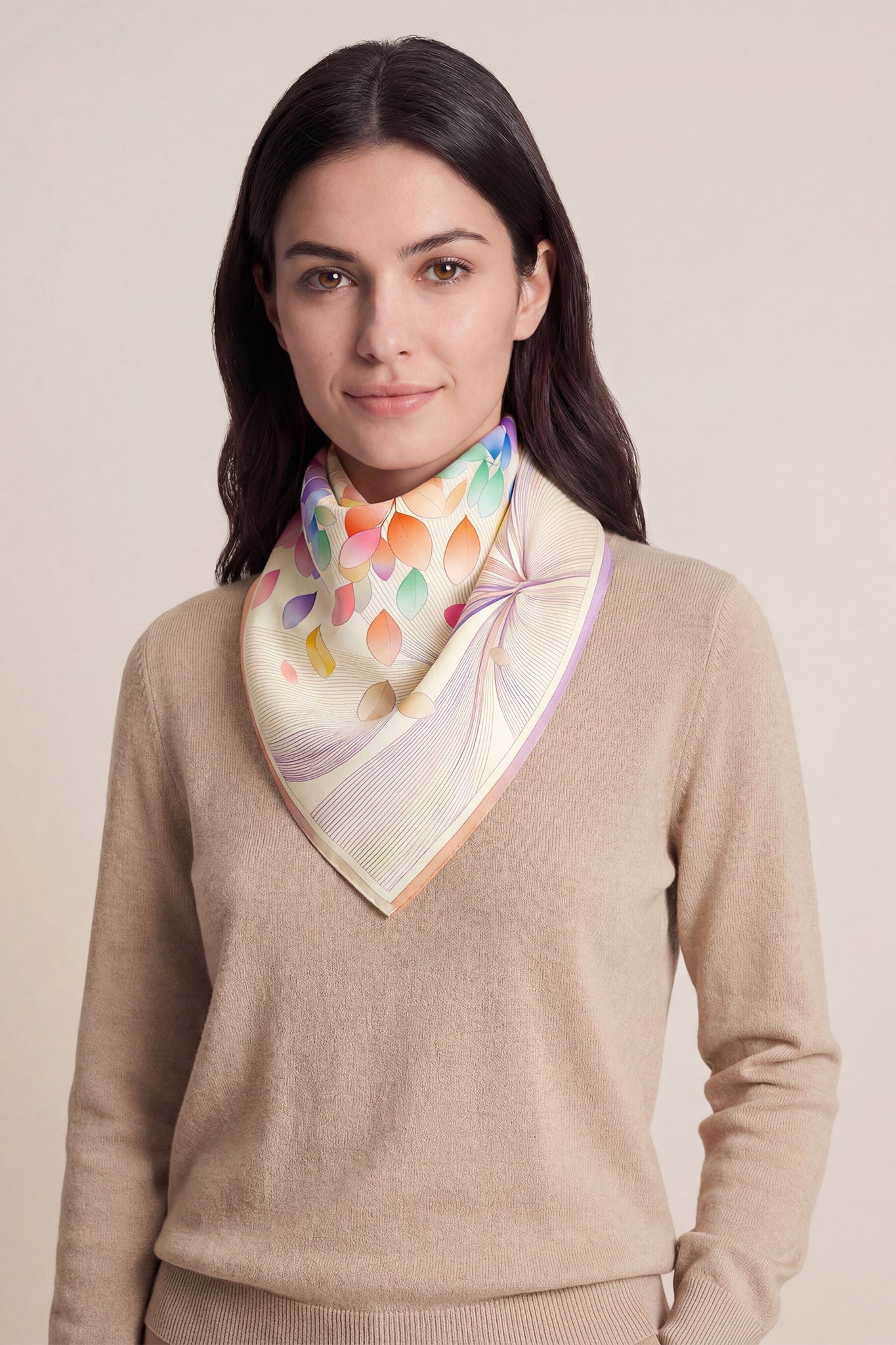 Detalle encantador de un cuadrado de seda 90 x 90 cm en tonos pastel, resaltando su textura suave y elegante diseño de...