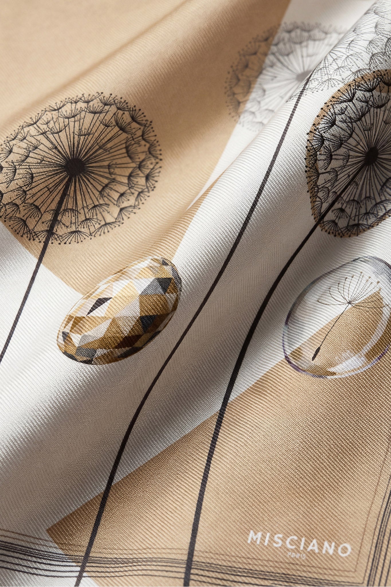 
Zoom sur le carré de soie 