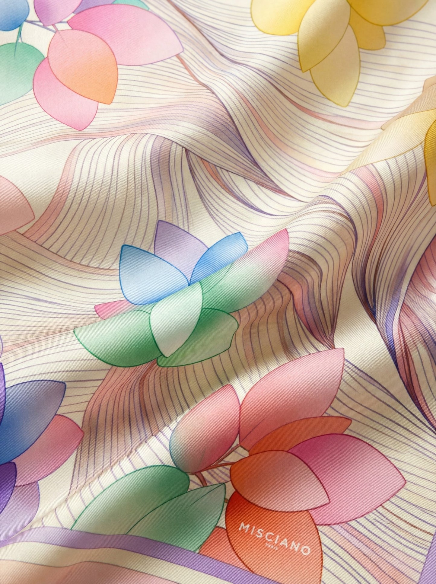 
Détail artistique du carré de soie 90x90 cm Jardin Aérien, motifs floraux éclatants, accessoire idéal pour une allure chic.



