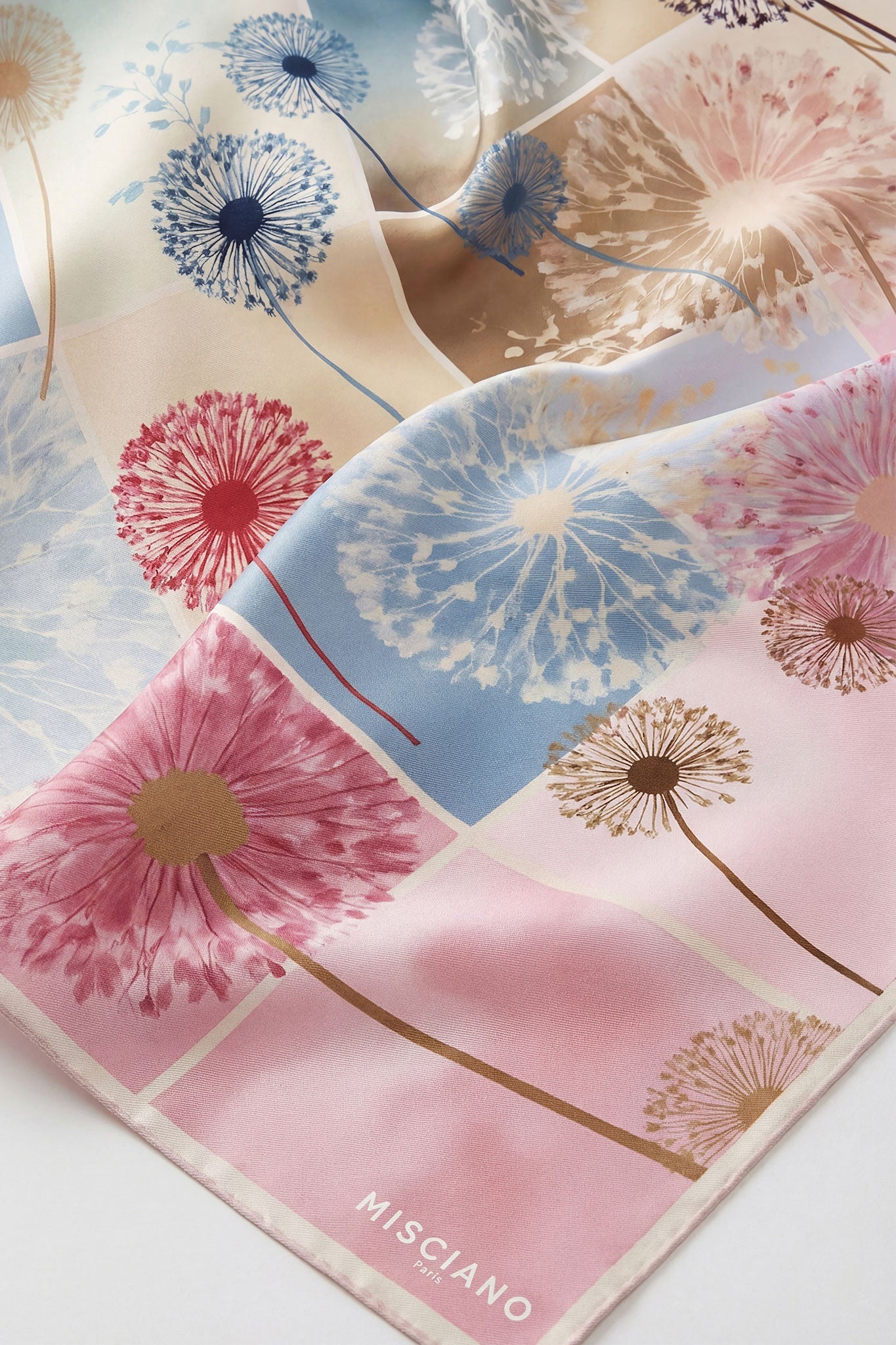 
Détail texturé du carré de soie 90x90 cm à motifs floraux colorés, un accessoire léger et élégant pour une allure...



