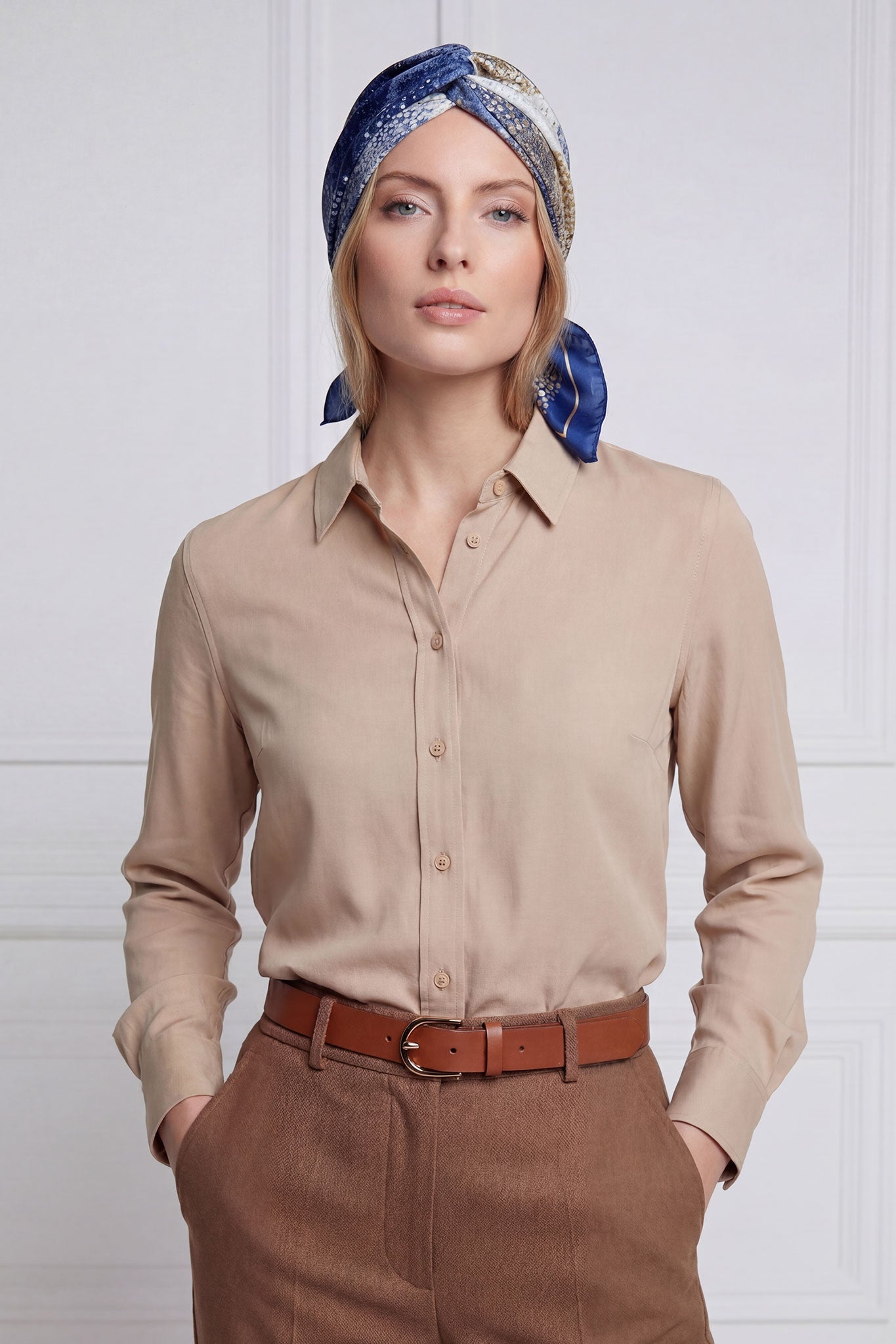 
Détail du carré de soie Mosaïque Nocturne 90, nuances de bleu et éclats dorés, accessoire sophistiqué pour occasions...



