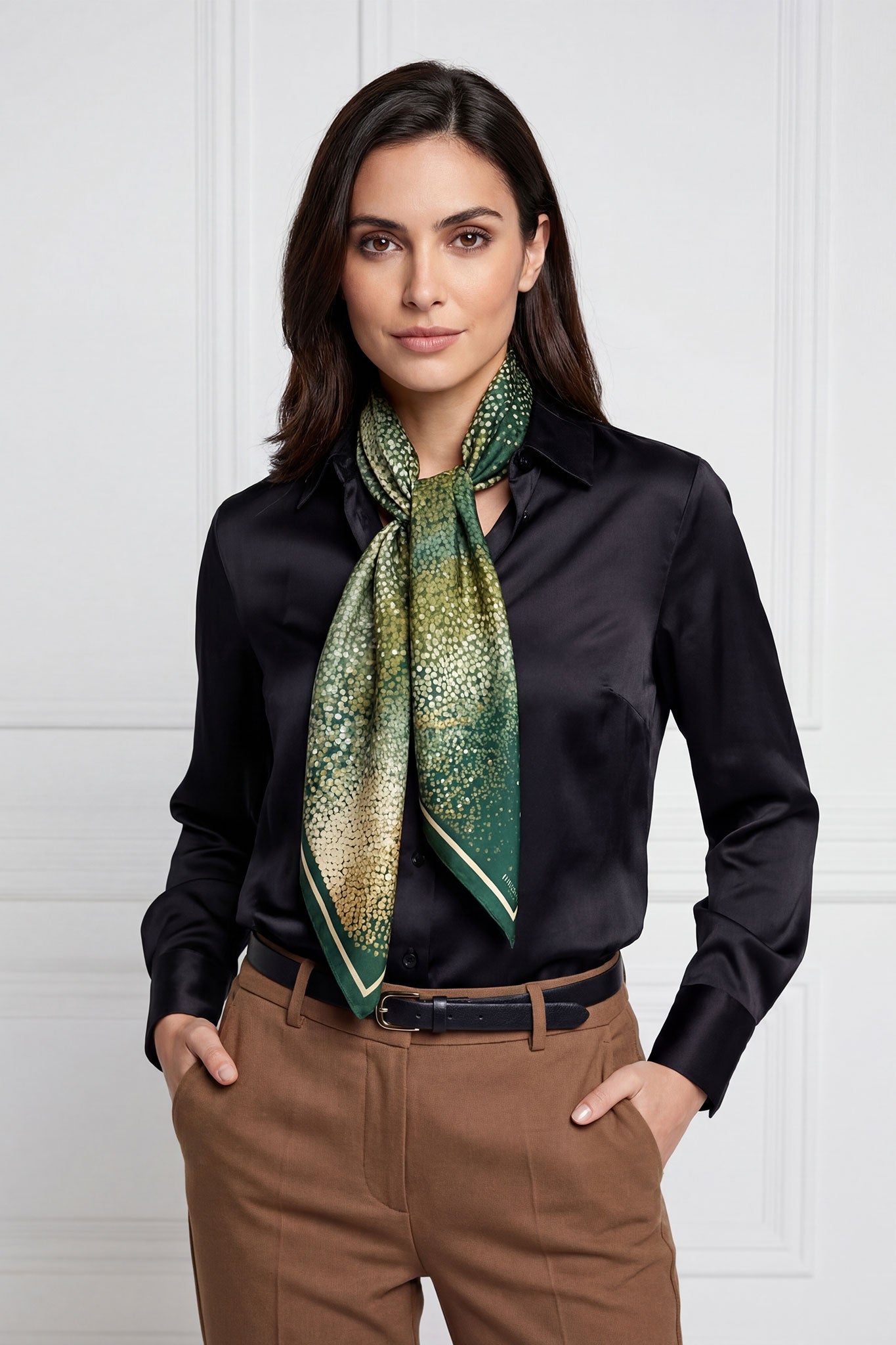 
Zoom sur le carré de soie Onde d’émeraude, révélant des motifs enchanteurs, parfait pour une soirée raffinée.



