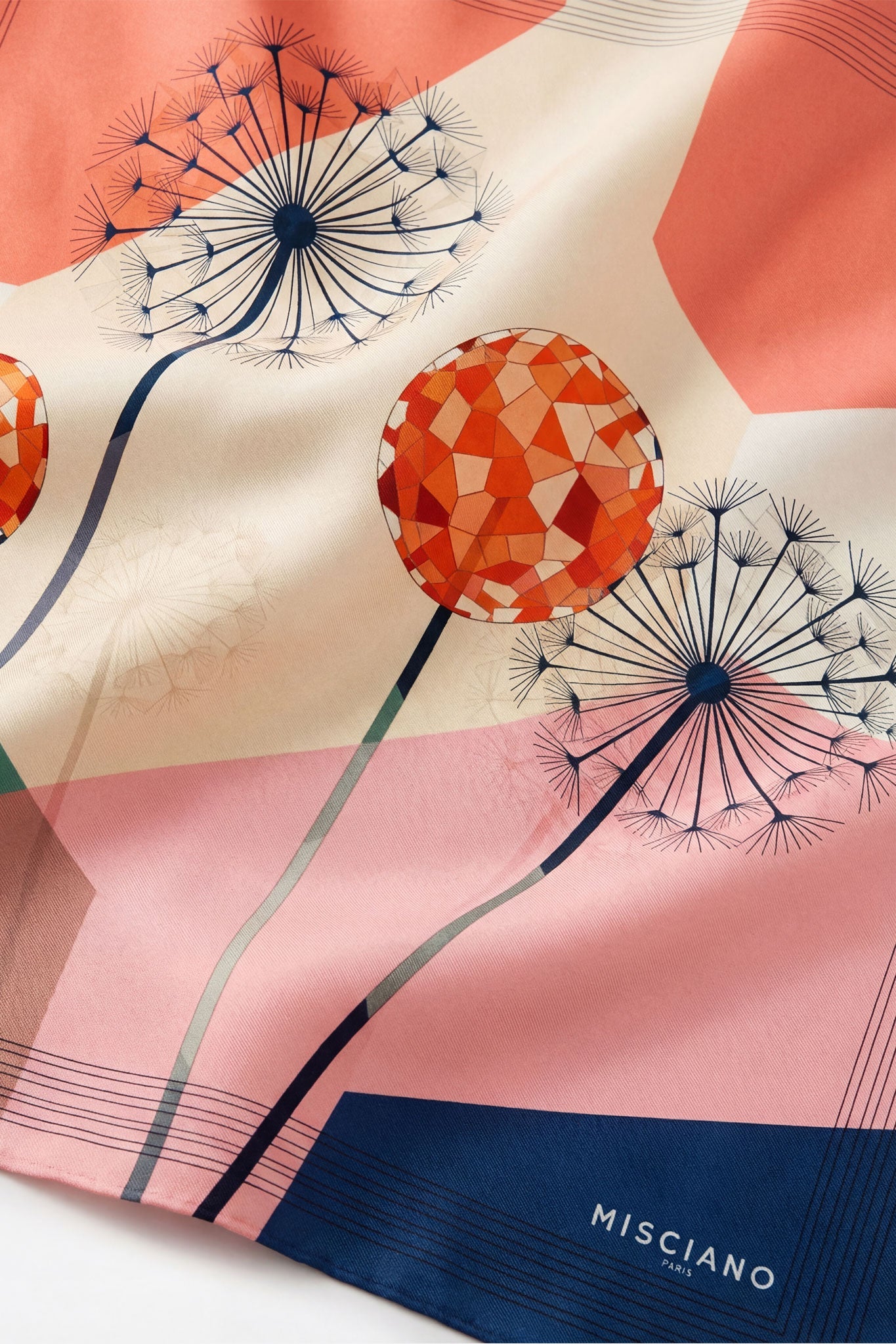 Détail du carré de soie 90 Parfum Géométrique, motifs abstraits raffinés sur une belle finition douce, idéal pour...