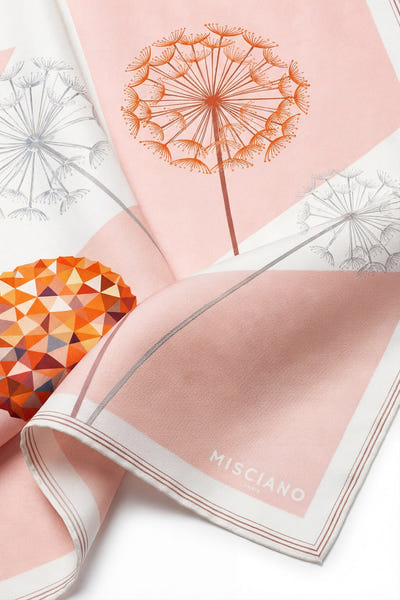 
Détails en gros plan du carré de soie Pétale Cristallin, reflets lumineux et teintes rosées, accessoire élégant pour...



