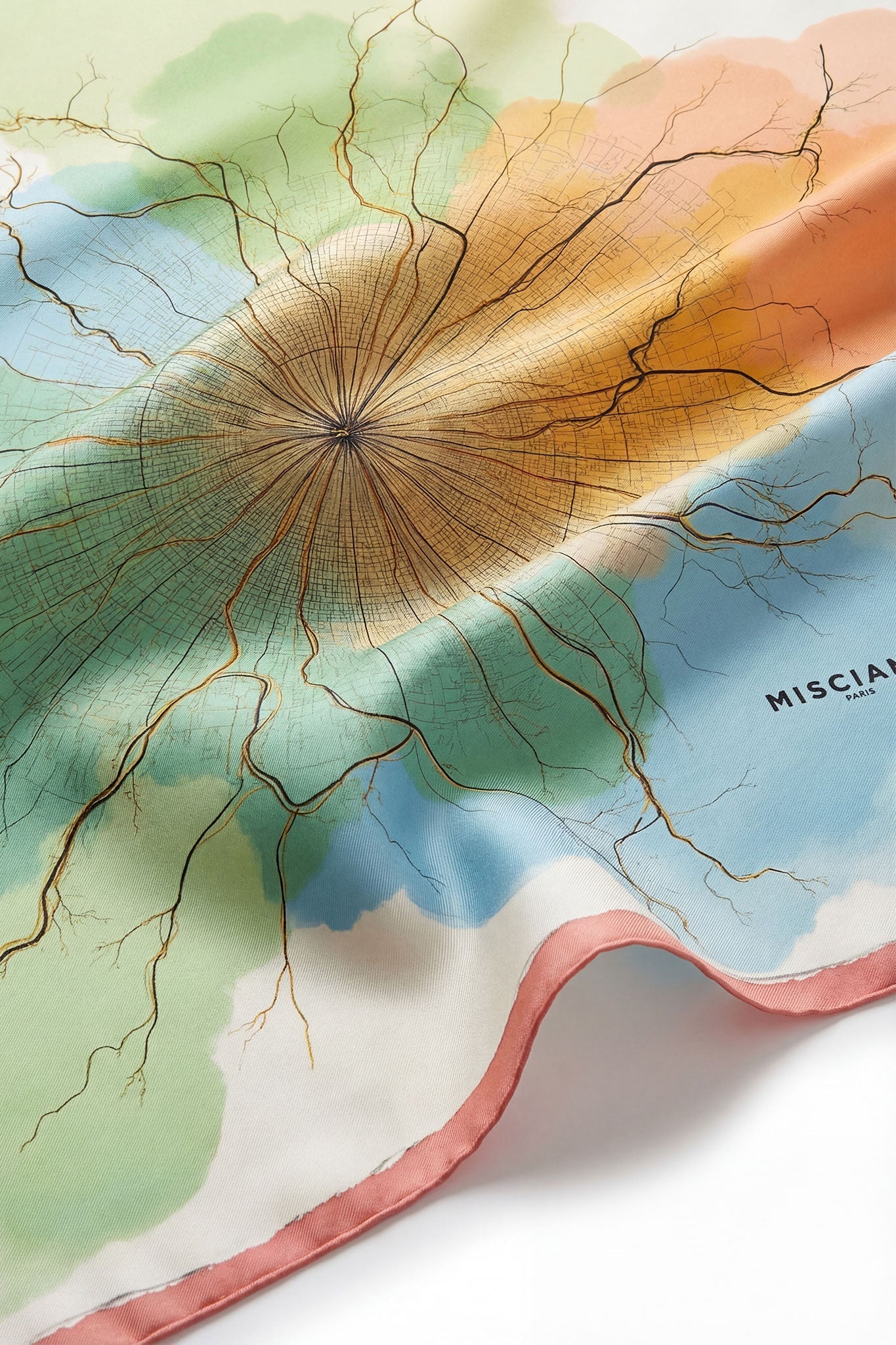 Détail d'un carré de soie 90 cm à motifs urbains, double face, parfait pour rehausser une tenue avec élégance au quotidien.