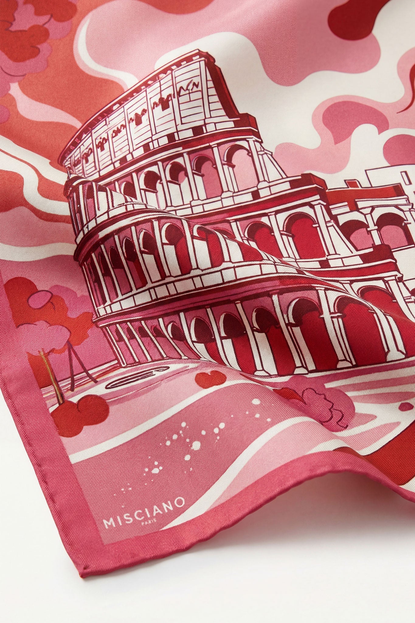 Accessorio carré in seta rosa Roma, motivo stampato double face, perfetto per completare outfit eleganti e sofisticati.