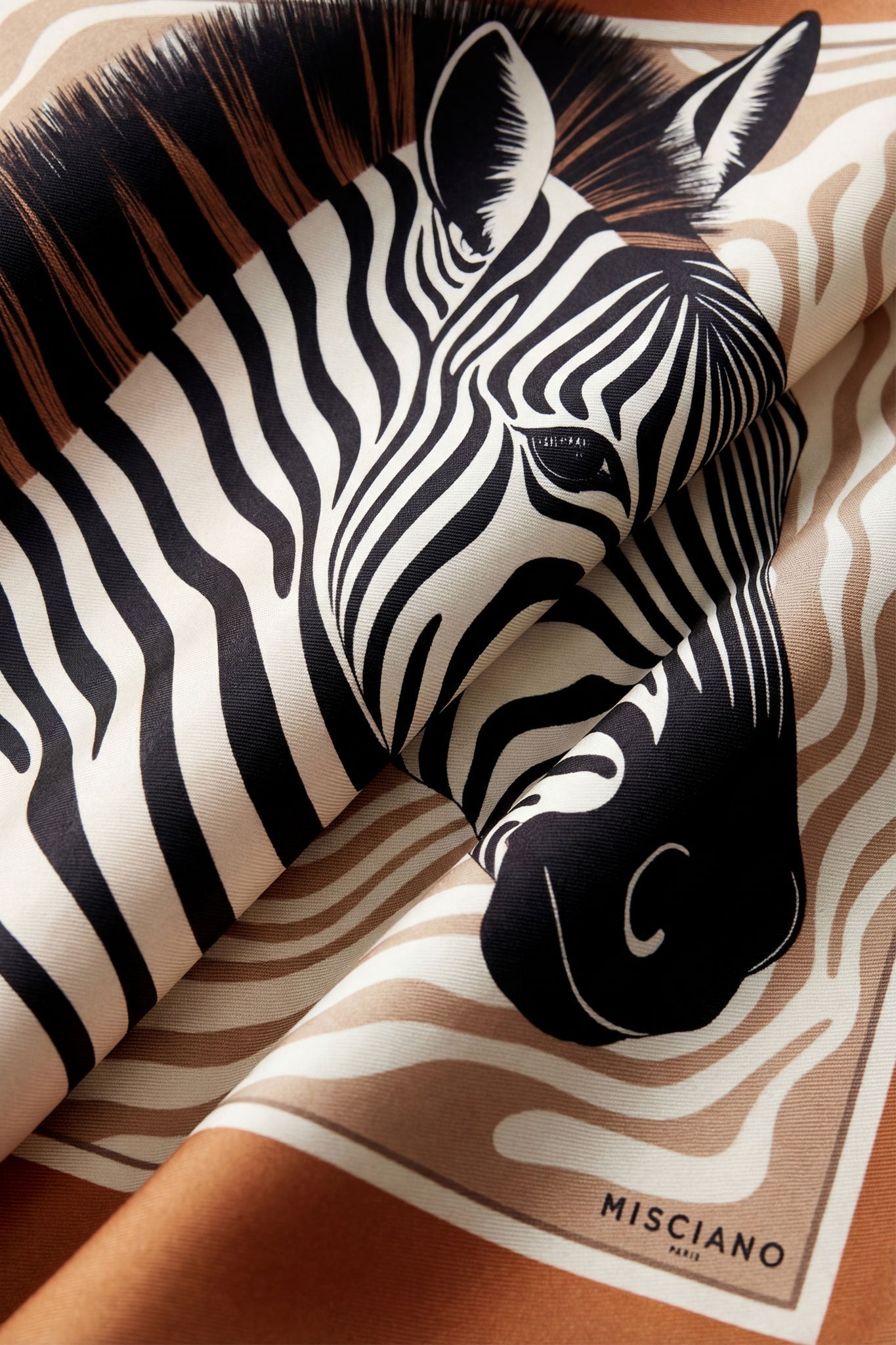 
Aspect unique d'un carré de soie 90 cm à motif zèbre, accessoire double face pour une allure élégante lors d'événements.



