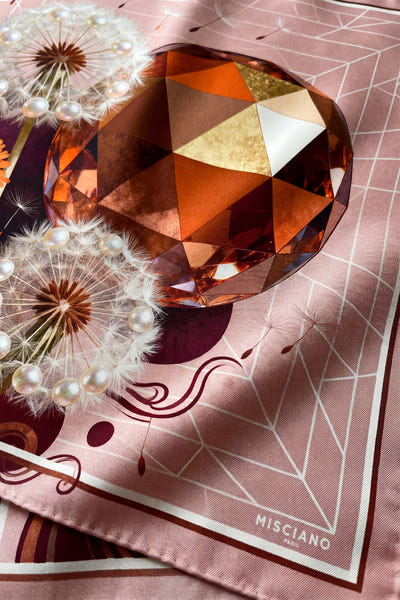 
Détails minutieux du carré de soie Aube Cristalline, nuances pastel et éclats subtils, accessoire idéal pour une soirée chic.



