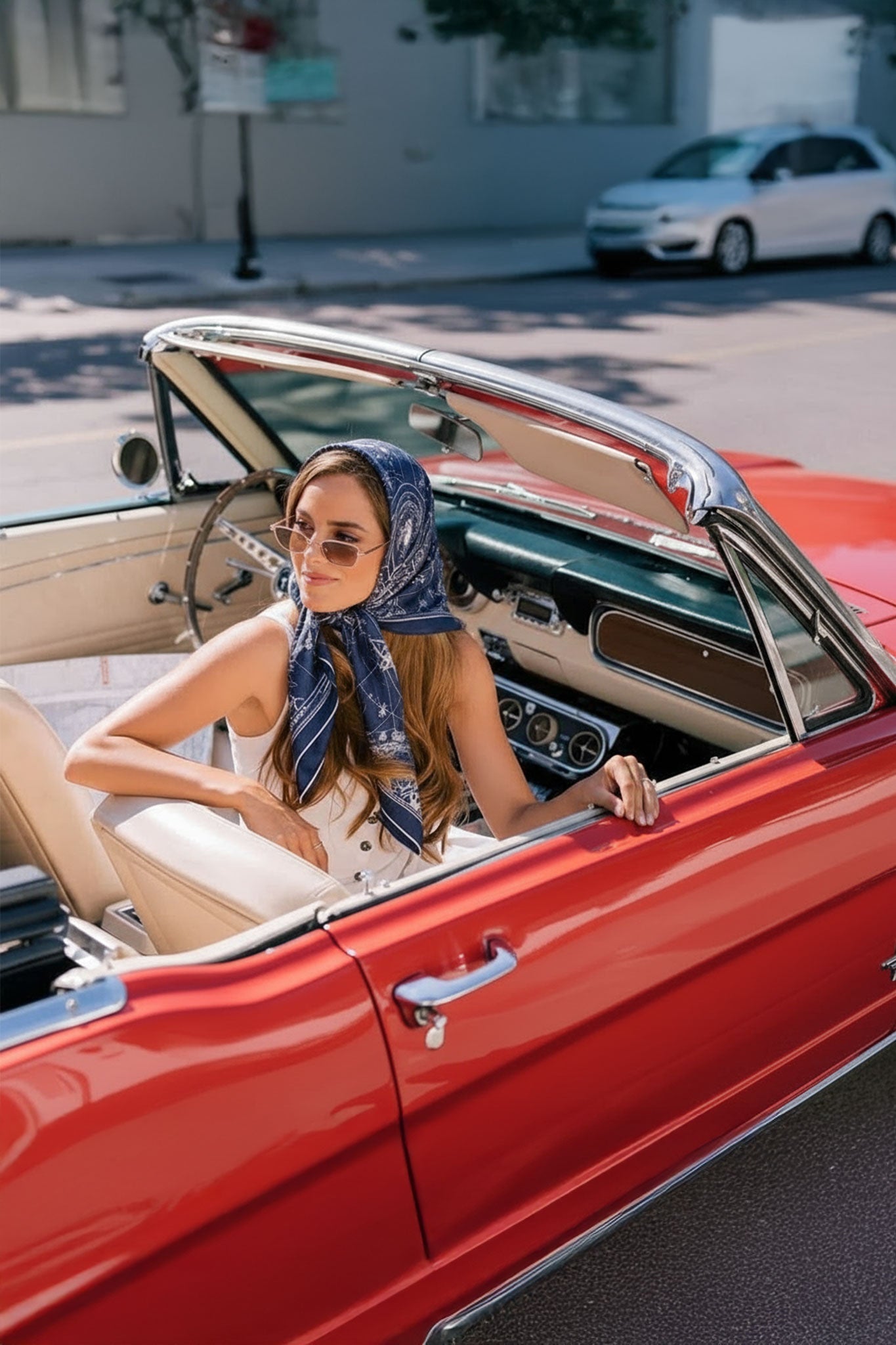 
Détail du carré de soie 90x90 cm Boussole Céleste, impression colorée sur fond élégant, accessoire chic pour une soirée...



