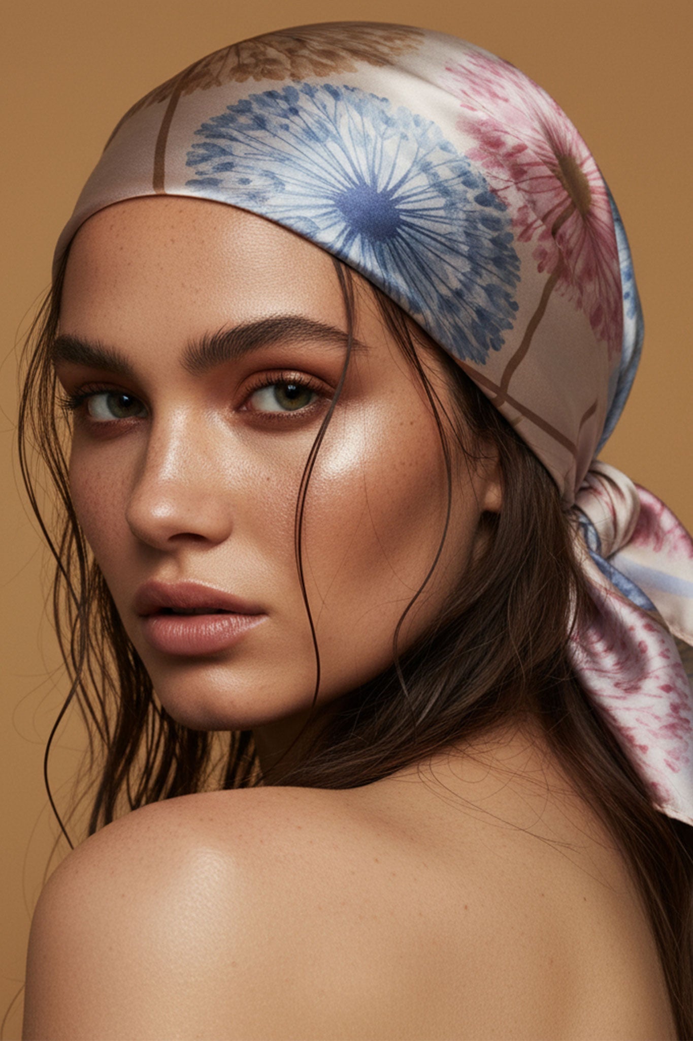 
Perspective alternative du carré de soie 90x90 cm à motifs floraux double face, accessoire léger pour un look chic au bureau.



