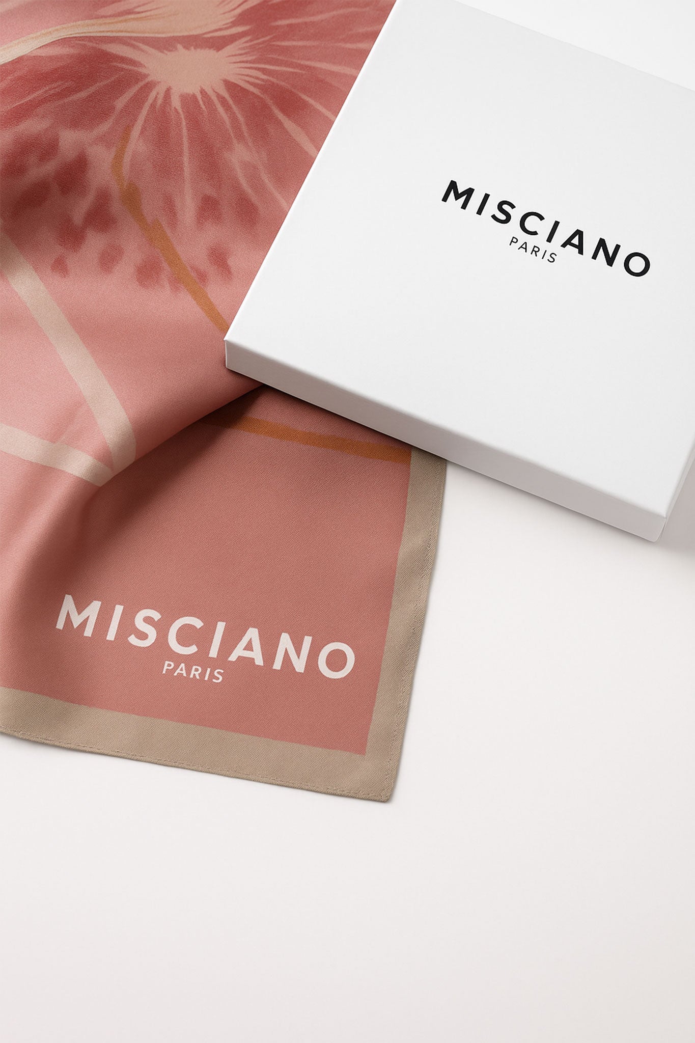 Détail latéral du carré de soie 90x90 cm à motifs floraux lumineux, une touche raffinée pour une soirée élégante.