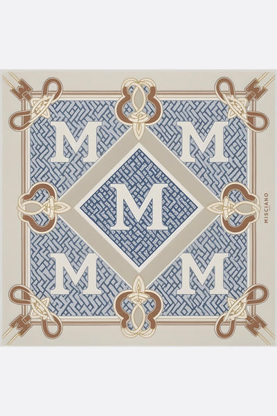 
Carré de soie 90x90 cm avec impression monogramme signature double face, accessoire chic pour soirées et occasions spéciales.



