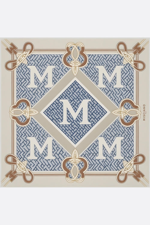 
Carré de soie 90x90 cm avec impression monogramme signature double face, accessoire chic pour soirées et occasions spéciales.



