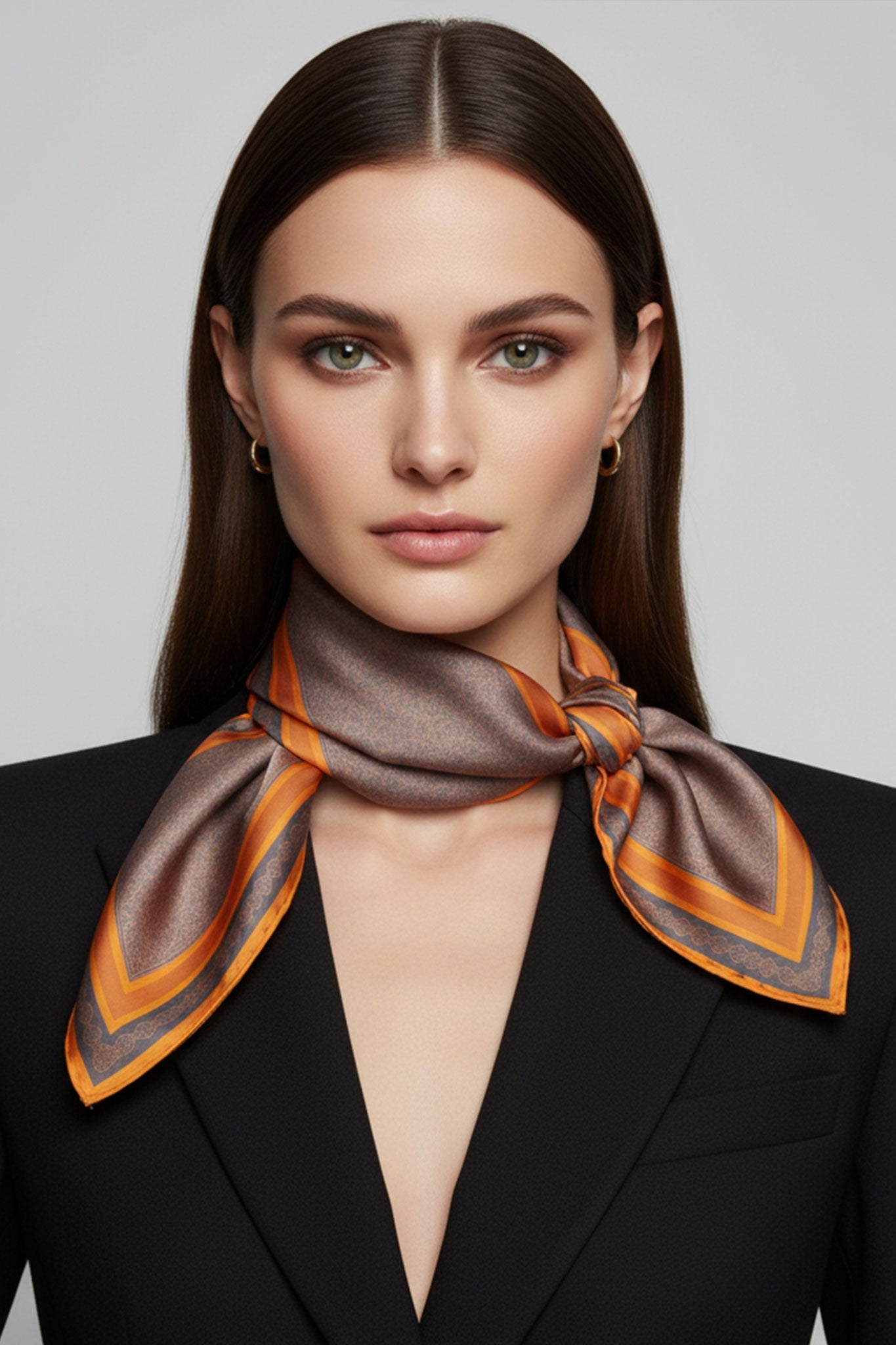 Dettaglio del carré di seta 90 cm con stampa doppia faccia Ombre d'Oriente, un accessorio chic perfetto per ogni evento...