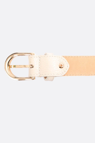 
Détail de la ceinture beige en cuir texturé, une touche sophistiquée pour vos ensembles modernes et élégants.



