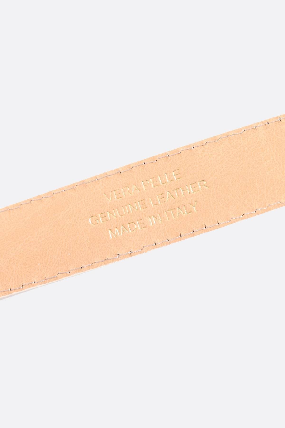 
Texture raffinée de la ceinture beige en cuir de vache, accessoire stylé pour compléter une tenue élégante en soirée.



