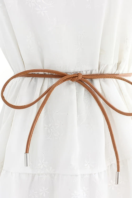 
Ceinture cordon marron délicate aux embouts métalliques argentés, accessoire chic pour une allure raffinée et moderne.



