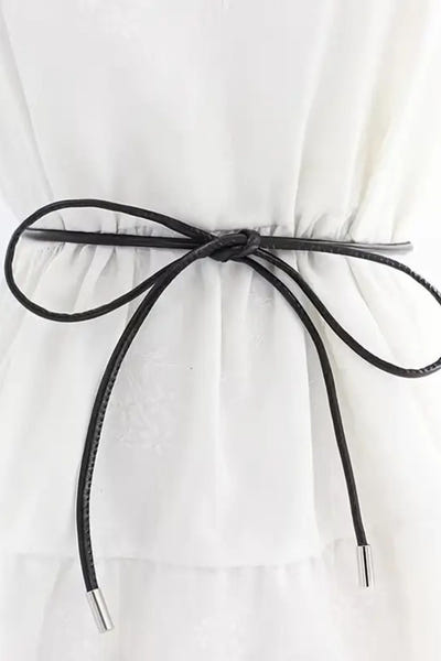 
Cordon noir fin avec embouts argentés, ajoutant une touche raffinée à une tenue chic pour une soirée élégante.



