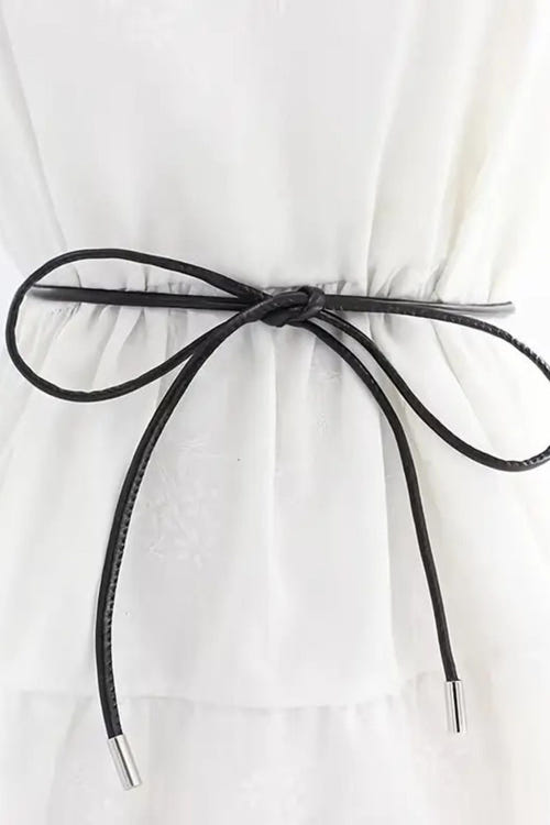 
Cordon noir fin avec embouts argentés, ajoutant une touche raffinée à une tenue chic pour une soirée élégante.



