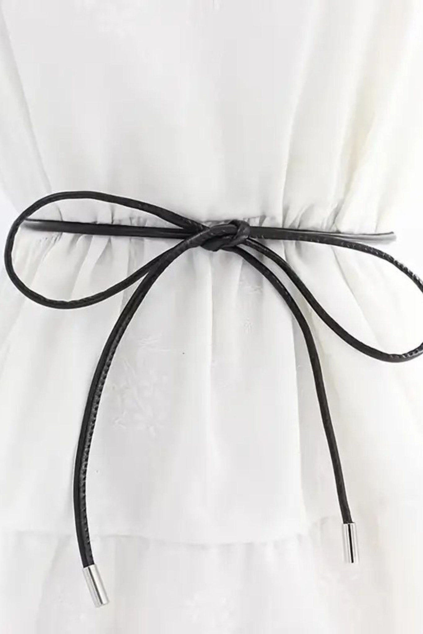 
Cordon noir fin avec embouts argentés, ajoutant une touche raffinée à une tenue chic pour une soirée élégante.



