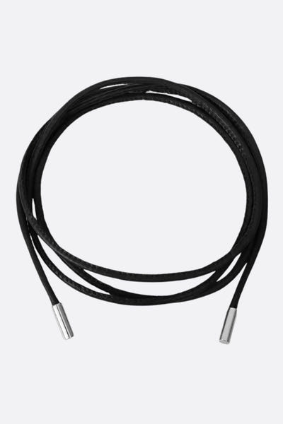 
Ceinture élégante en cordon noir dotée d'embouts métalliques argentés, parfaite pour sublimer une tenue moderne.



