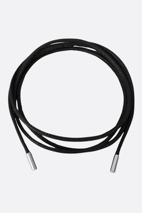 
Ceinture élégante en cordon noir dotée d'embouts métalliques argentés, parfaite pour sublimer une tenue moderne.



